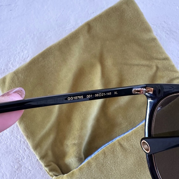Gucci Sunglasses with Chain never been worn! - Picture 5 of 10
